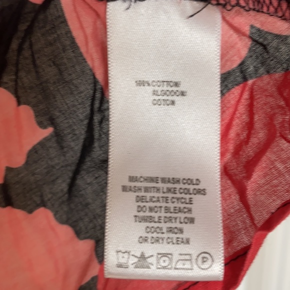 Kenzie floral blouse with keyhole button open - Picture 4 of 5